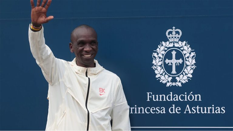 Kipchoge waving at people during the Fundacion Princesa de Austrias