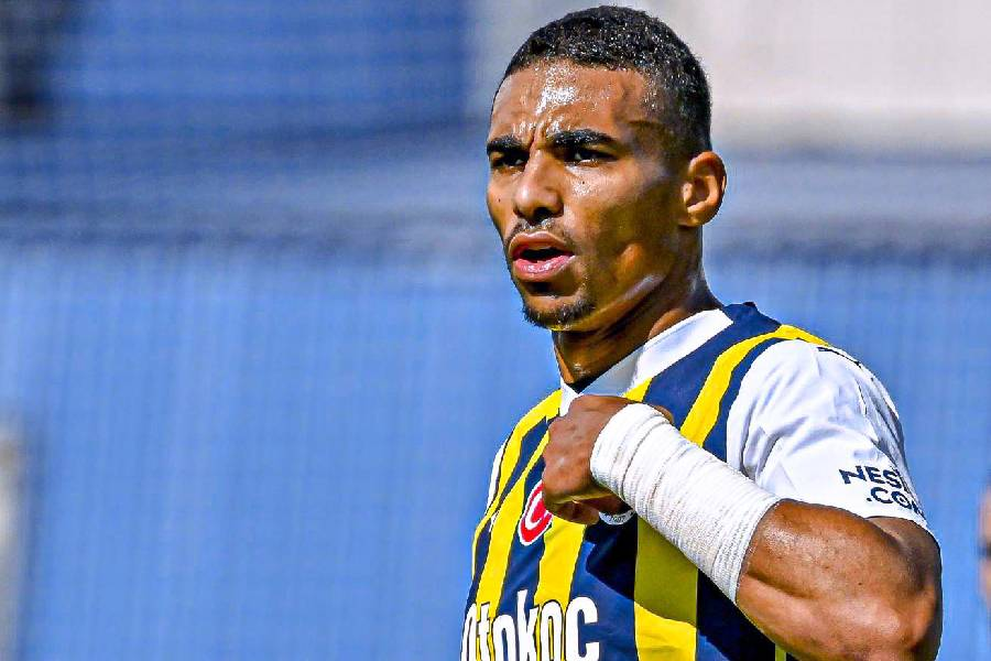 Alexander Djiku celebrating during a Fenerbahçe match.