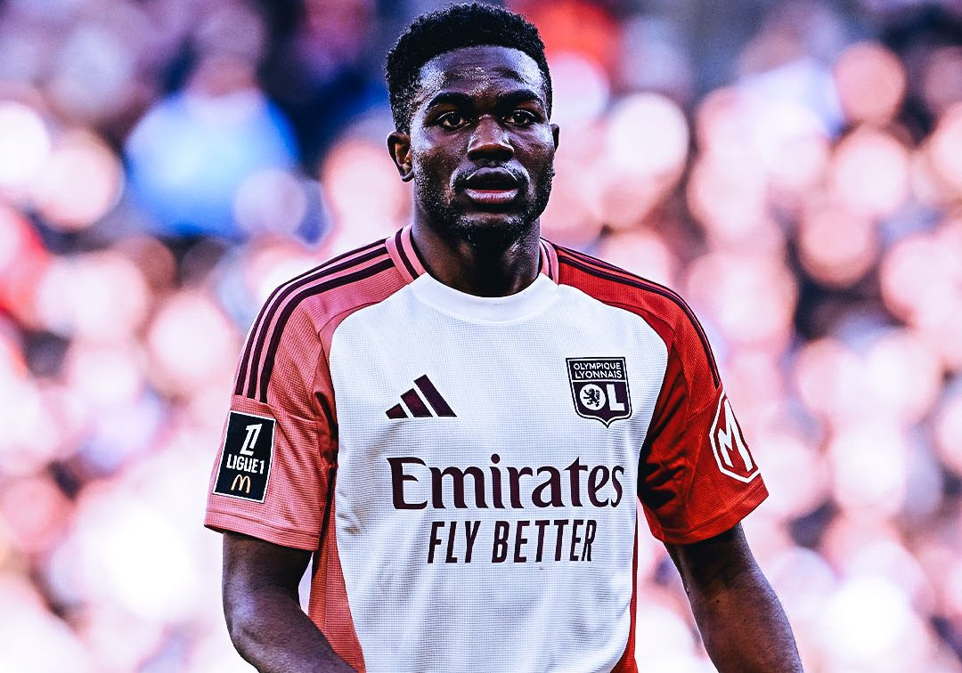 Ernest Nuamah in Olympique Lyon jersey.