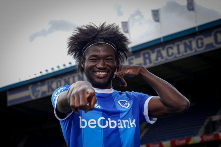 Christopher Bonsu Baah celebrates in a KRC Genk jersey.