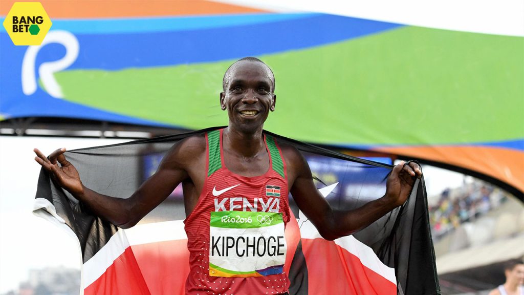Eliud kipchoge with a Kenyan flag.