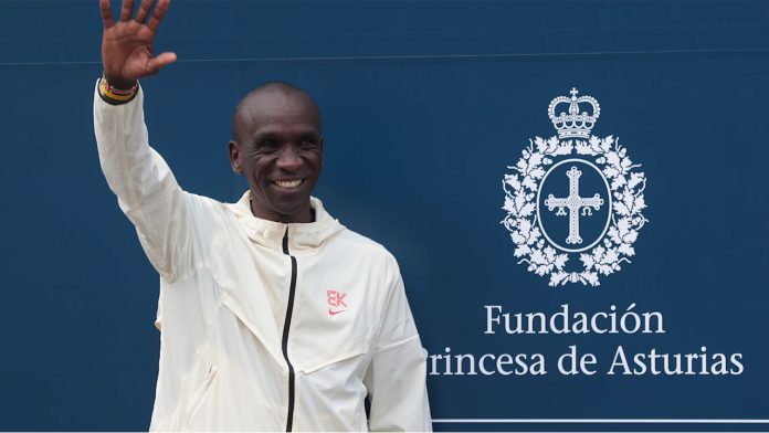 eliud Lipchoge Kipchoge waving at people during the Fundacion Princesa de Austrias
