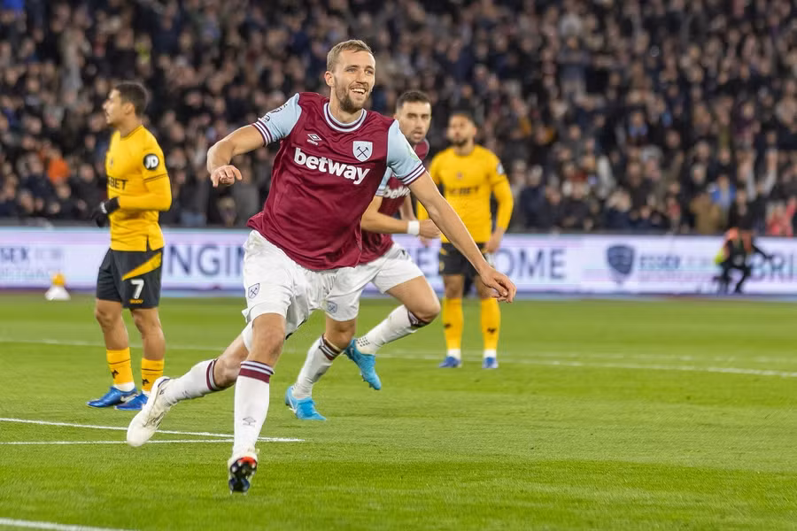 West Ham Edge Wolves in a Thrilling London Stadium Encounter