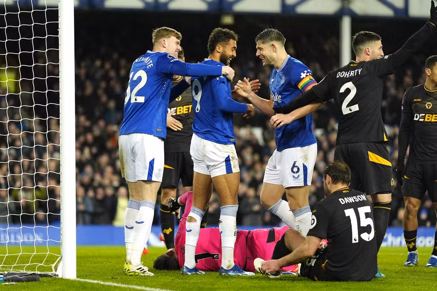 Everton Dominate Wolves in a 4-0