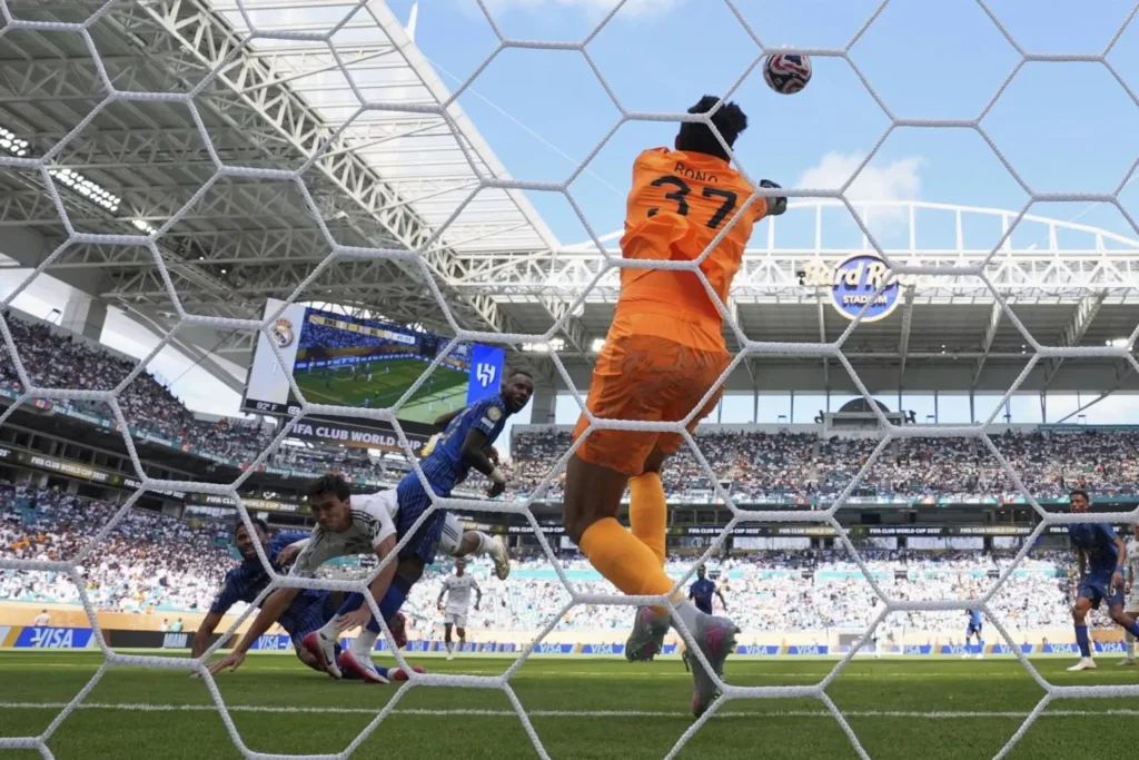 ✅ Bounou Saves Late Penalty as Al-Hilal Hold Real Madrid