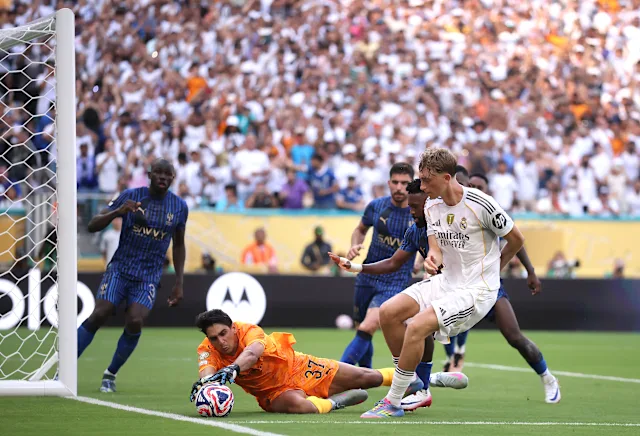 ✅ Bounou Saves Late Penalty as Al-Hilal Hold Real Madrid
