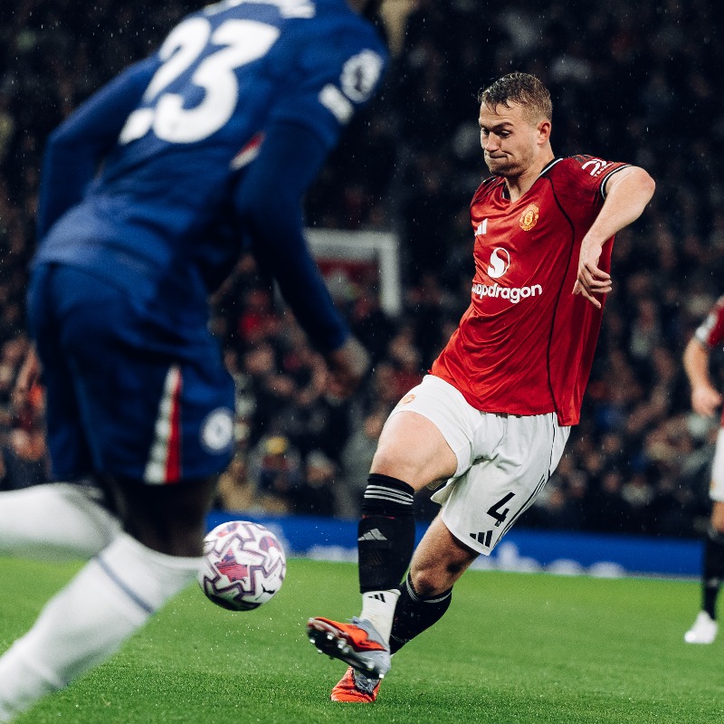 Manchester United Beat Chelsea 2-1 as Fernandes Hits 100 Goals