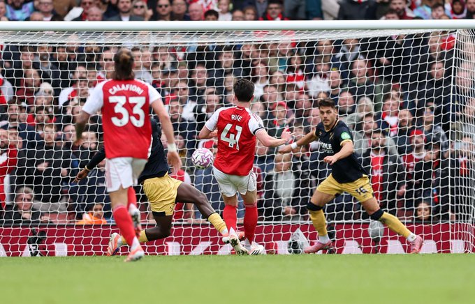 Arsenal Edge West Ham 2–0 to Boost Premier League Title Hopes