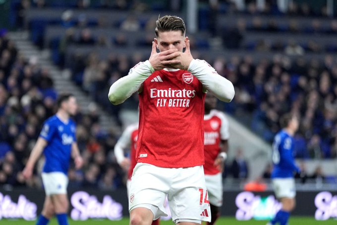 Gyökeres’ Penalty Sends Arsenal Back to the Top After Gritty Win Over Everton