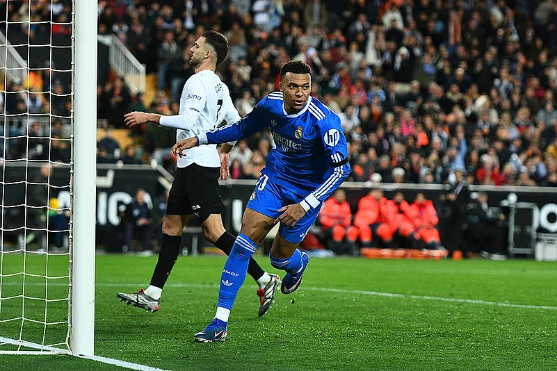 Real Madrid Edge Valencia to Keep LaLiga Title Race Alive 