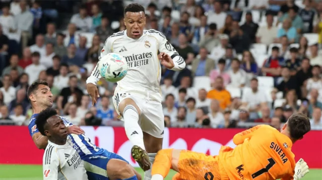 Real Madrid 2-1 Alavés: Mbappé and Vinícius Strike to Keep LaLiga Title Race Alive