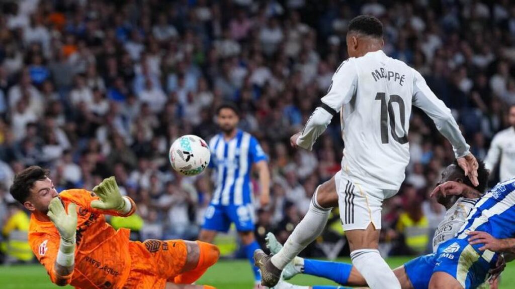 Real Madrid 2-1 Alavés: Mbappé and Vinícius Strike to Keep LaLiga Title Race Alive