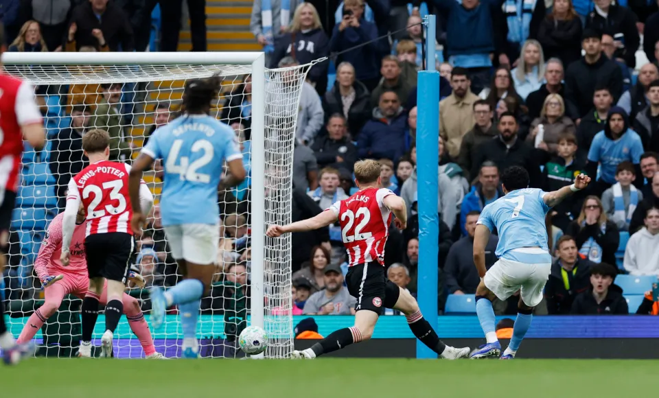 Manchester City Beat Brentford 3-0 to Keep Arsenal Under Pressure