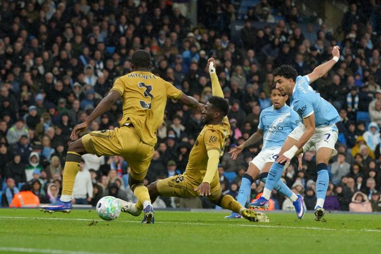 Man City Beat Crystal Palace to Stay in EPL Title Hunt 