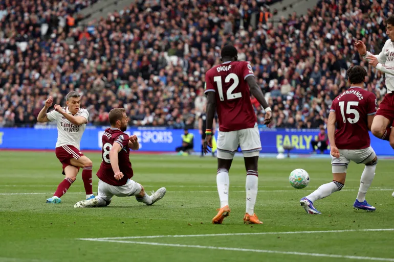 Arsenal Beat West Ham 1-0 to Keep Premier League Title Dream Alive