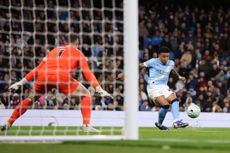 Man City Beat Crystal Palace to Stay in EPL Title Hunt 
