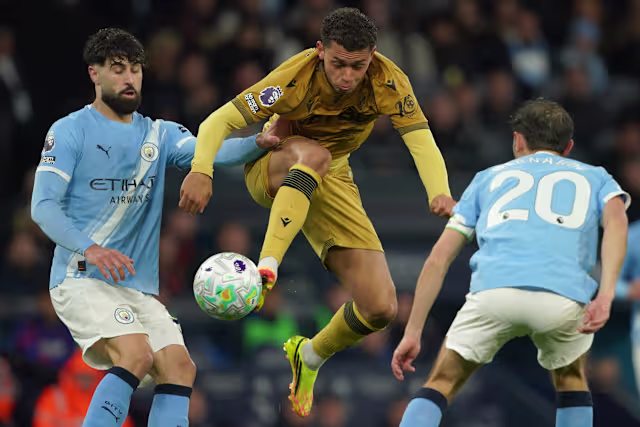Man City Beat Crystal Palace to Stay in EPL Title Hunt 