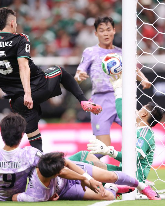 Mexico Edges South Korea to Reach World Cup Knockout Stage
