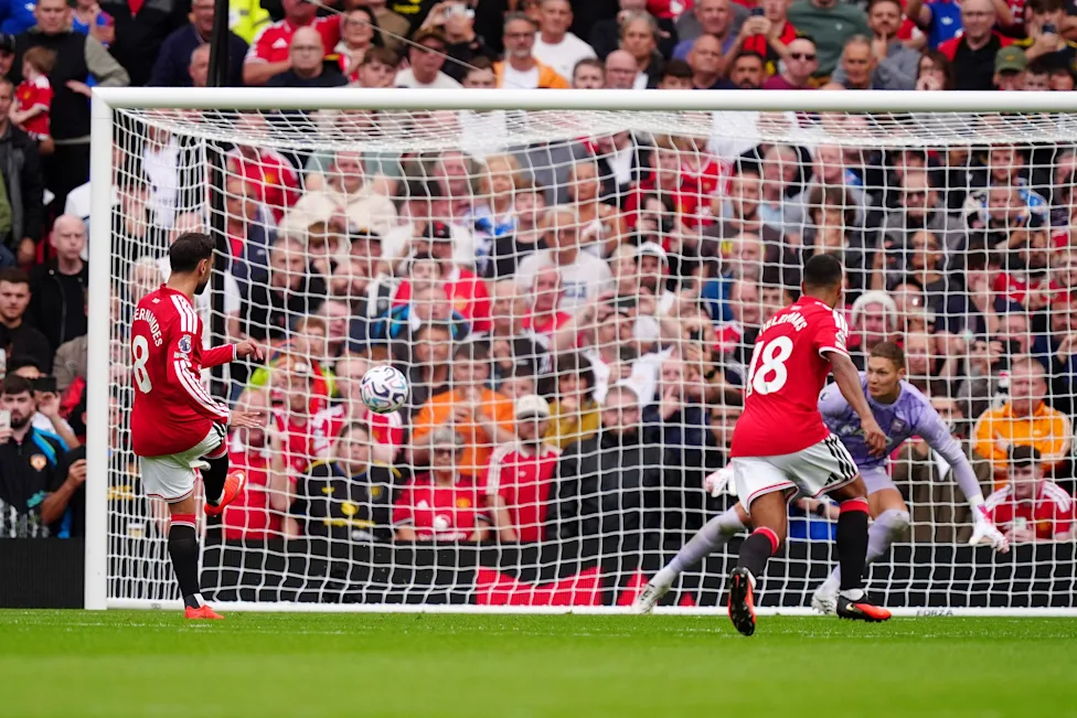 Manchester United Thrash Ipswich 5-2 as Fernandes Hits Hat-Trick