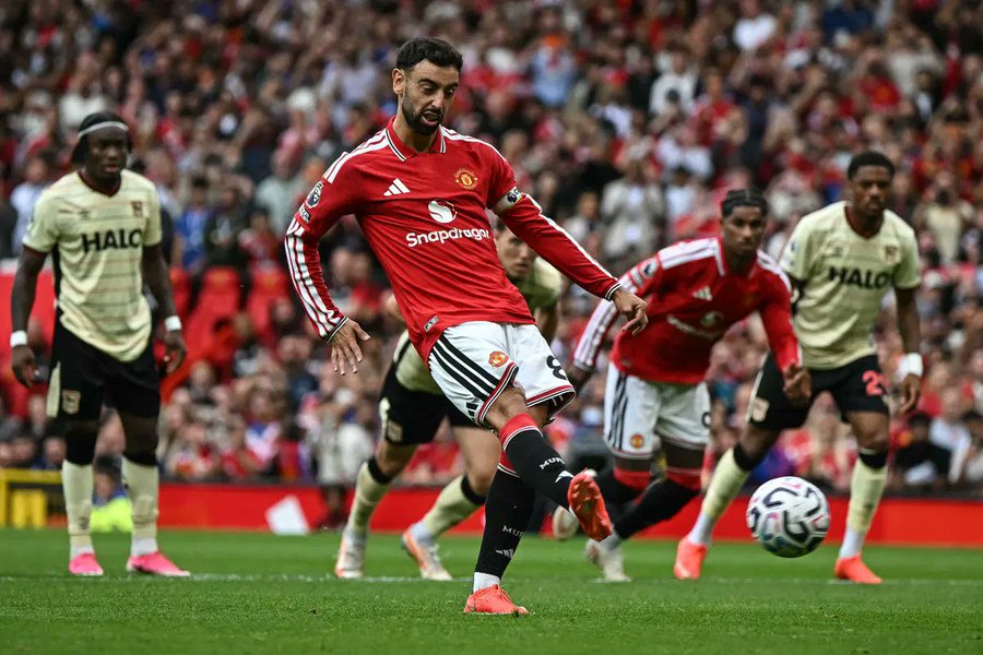 Manchester United Thrash Ipswich 5-2 as Fernandes Hits Hat-Trick