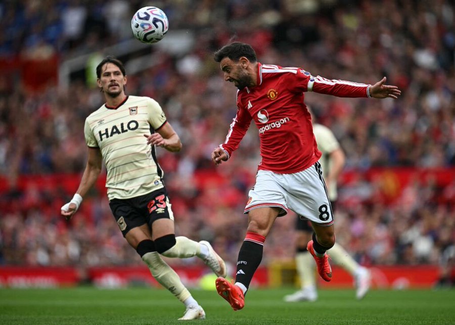Manchester United Thrash Ipswich 5-2 as Fernandes Hits Hat-Trick