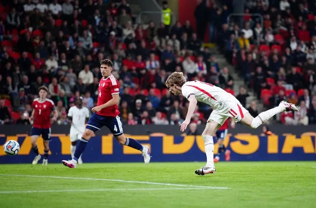 Czech Republic 0-2 England: Gordon and Kane Seal Win
