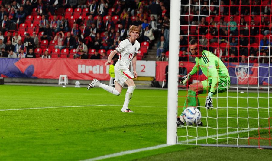 Czech Republic 0-2 England: Gordon and Kane Seal Win
