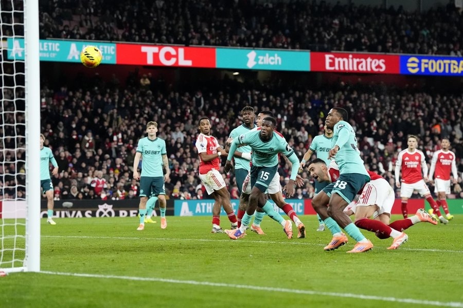 Arsenal 2-1 Wolves: Last-Gasp Winner Keeps Gunners Top of the Premier League