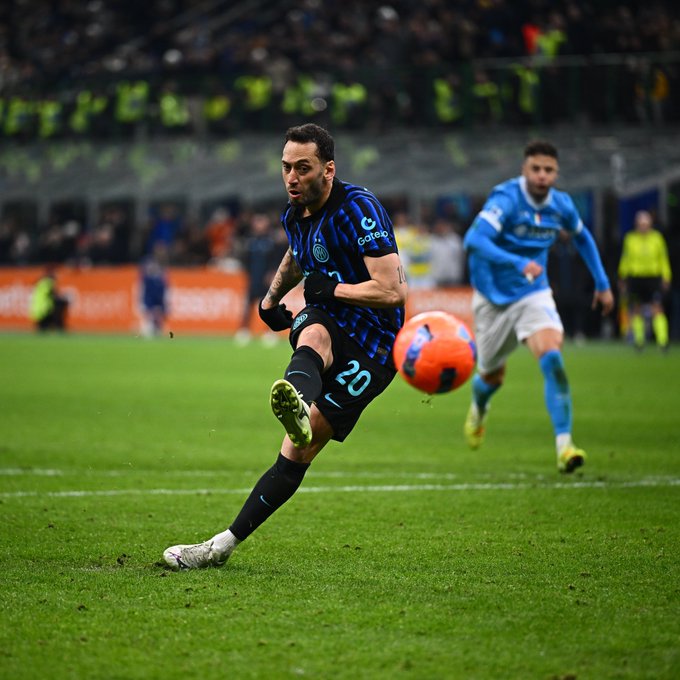 McTominay Double Earns Napoli Thrilling 2-2 Draw Against Inter in Serie A Classic