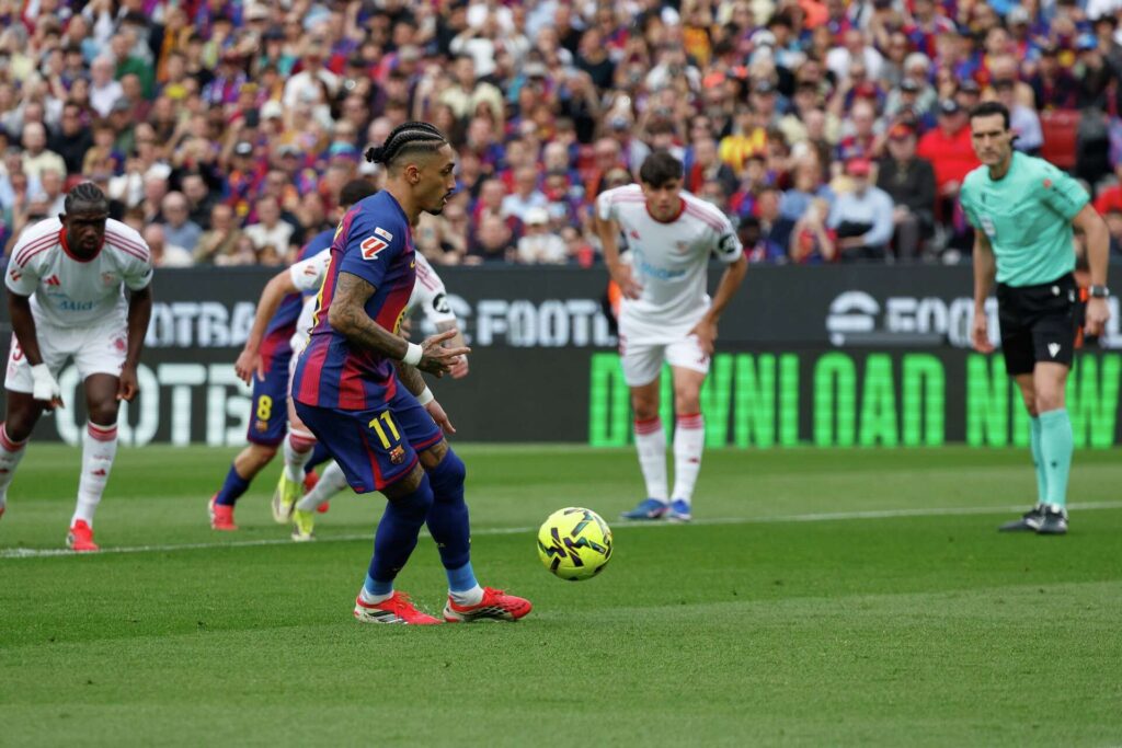 Raphinha Hat-Trick Powers Barcelona to 5–2 Win Over Sevilla
