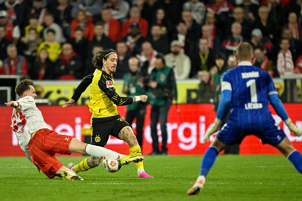 Dortmund Beat Köln 2-1 to Keep Bundesliga Title Hopes Alive