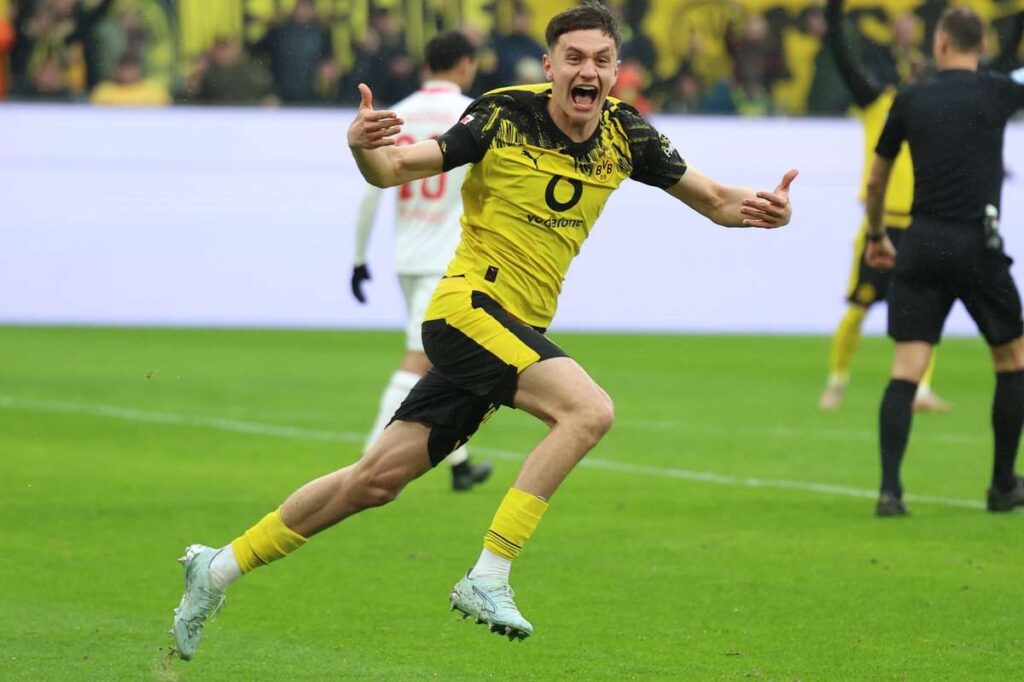 Dortmund 2–0 Augsburg: Reggiani Makes Bundesliga History
