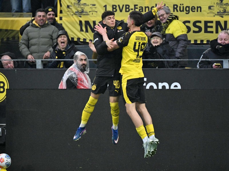 Dortmund 2–0 Augsburg: Reggiani Makes Bundesliga History

