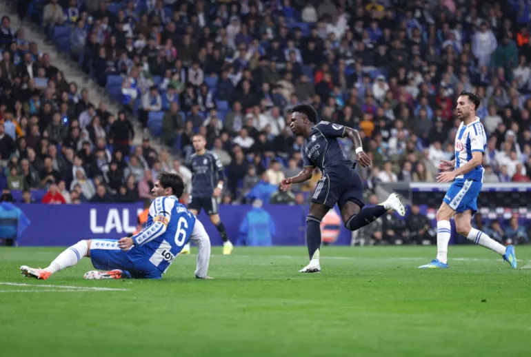 Vinícius Double Keeps Real Madrid Alive as LaLiga Title Race Heads to El Clásico
