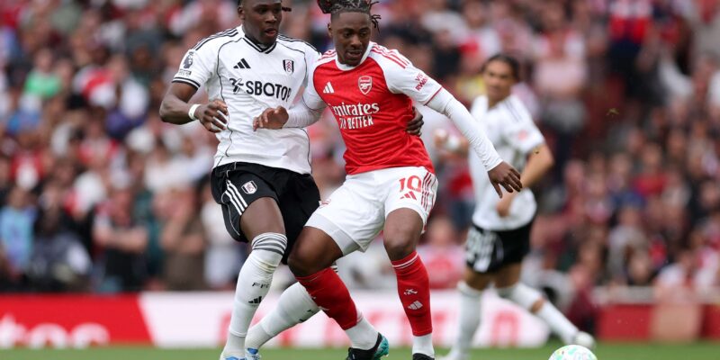 Arsenal Thrash Fulham 3-0 to Go Top in Title Race