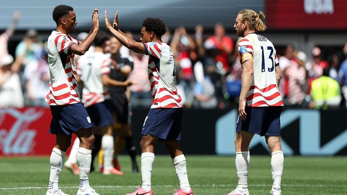 USA Beat Australia 2-0 to Reach World Cup Knockouts
