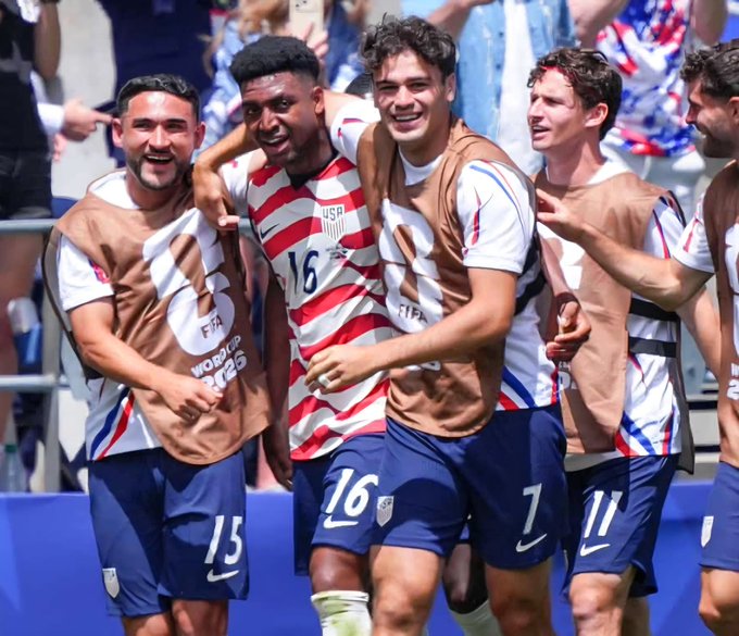 USA Beat Australia 2-0 to Reach World Cup Knockouts