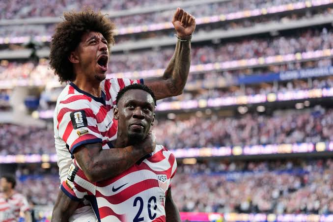 USA Beat Australia 2-0 to Reach World Cup Knockouts