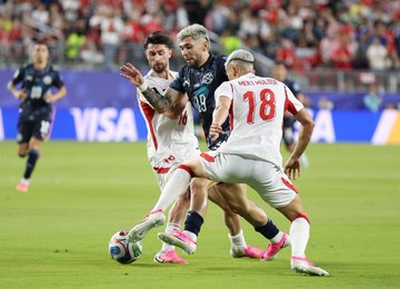 Paraguay Shock Turkey to Boost World Cup Knockout Hopes