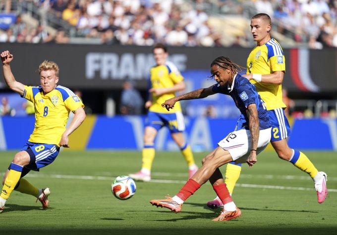Mbappé Brace Sends France Past Sweden in World Cup Clash