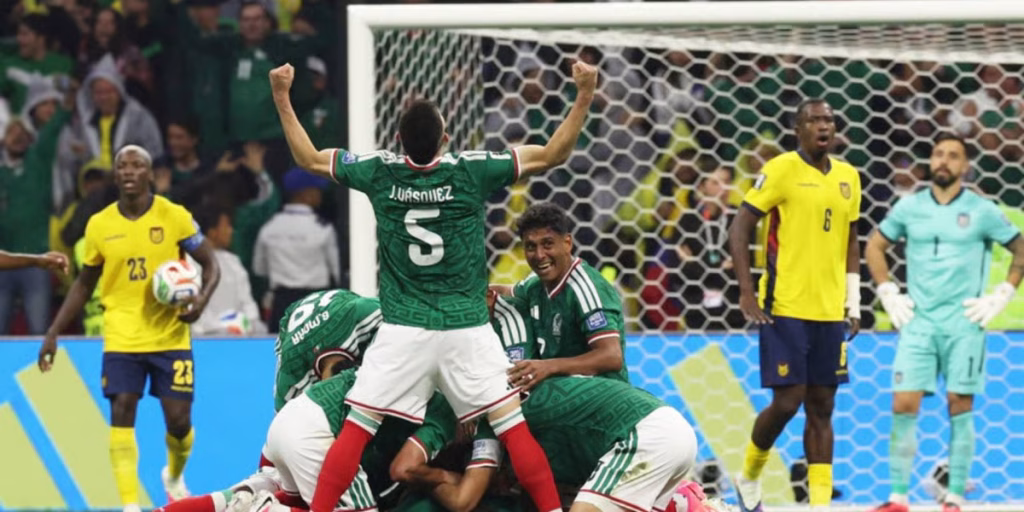Mexico Beats Ecuador 2-0 to Reach World Cup Last 16