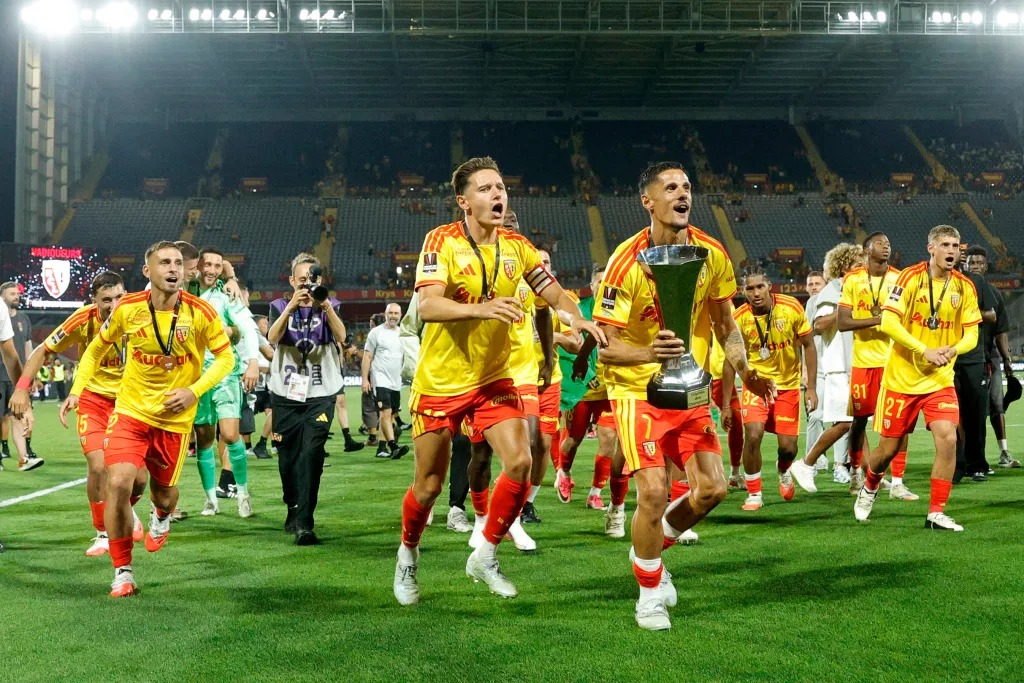 Wachezaji wa Lens Wakisherehekea Ushindi wa Kombe la Super Cup ya Ufaransa.jpg