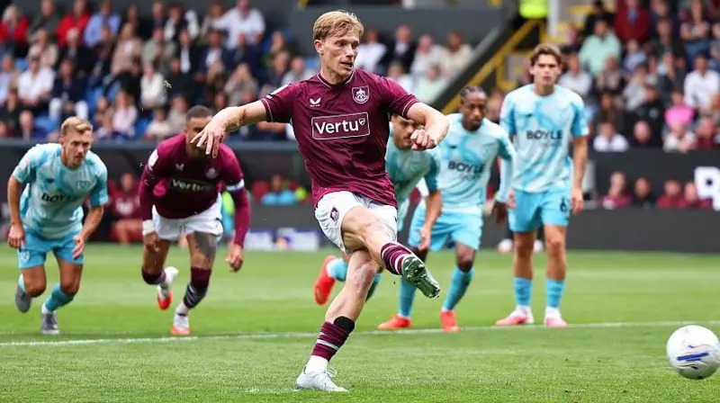 Mchezaji wa Burnley Akipiga Mpira Kwenye Mechi ya Mpira wa Miguu.jpg