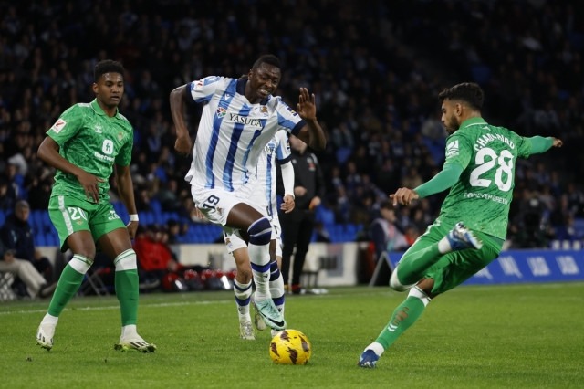 Umar Sadiq wa Real Sociedad Akicheza dhidi ya Real Betis Mshambuliaji wa Real Sociedad Umar Sadiq akidhibiti mpira huku akizingirwa na mabeki wa Real Betis, Chadi Riad na Abde Ezzalzouli, wakati wa mechi ya La Liga.