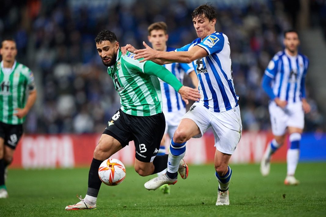 Kiungo wa Real Betis Nabil Fekir akimiliki mpira huku akipambana na beki wa Real Sociedad Robin Le Normand wakati wa mchezo wa soka.