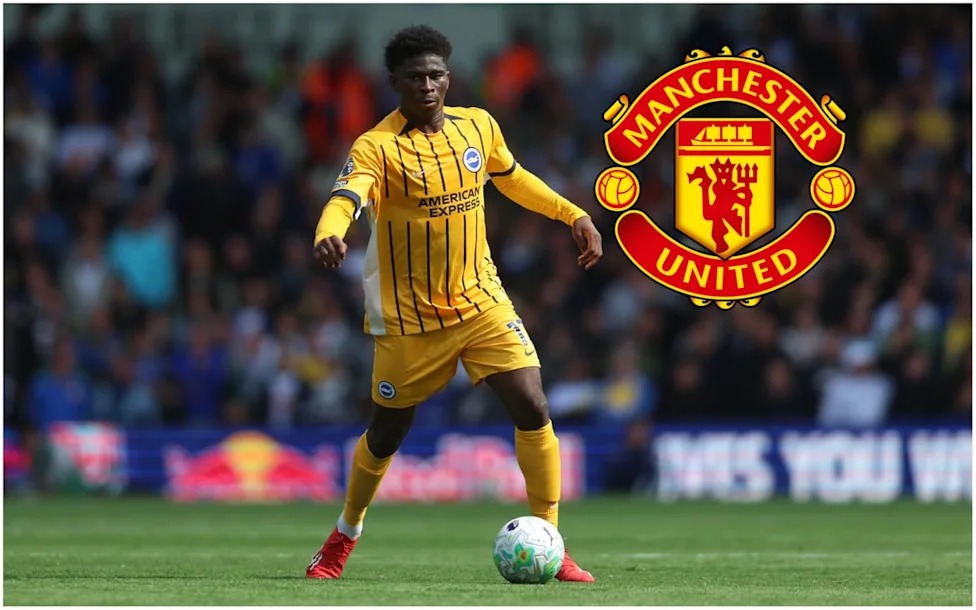 Mchezaji wa Brighton Carlos Baleba akiwa na mpira uwanjani huku kukiwa na nembo rasmi ya Manchester United upande wa kulia