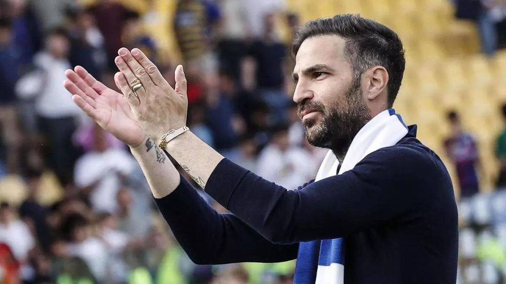 Kocha Cesc Fàbregas akipiga makofi kwa furaha kando ya uwanja akiongoza kikosi cha Como