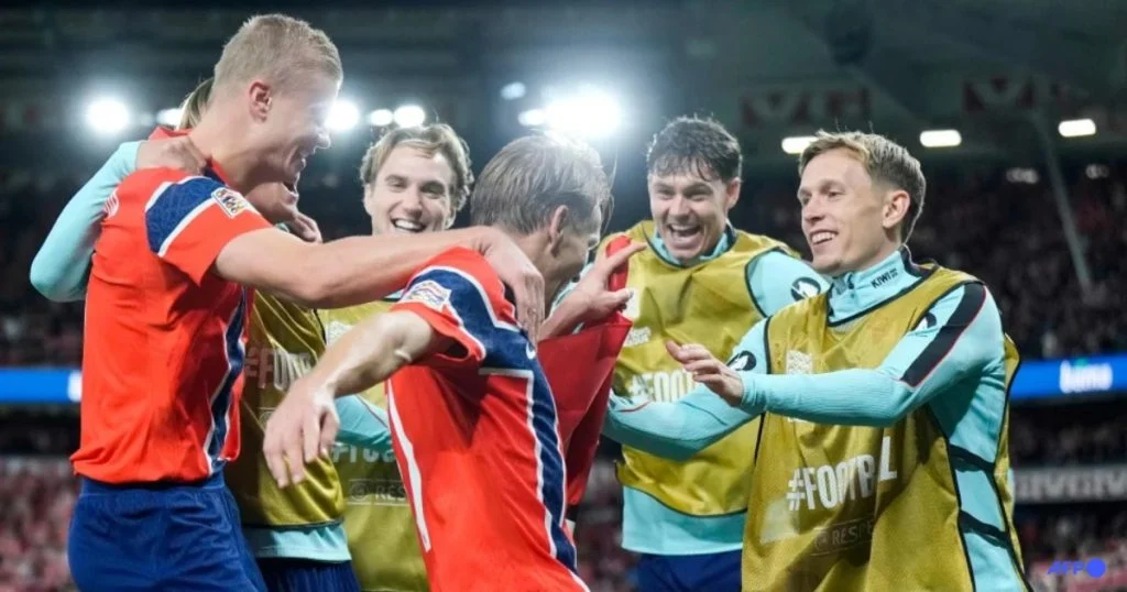 Erling Haaland na wachezaji wenzake wa Norway wakishangilia ushindi dhidi ya Denmark Nyota wa Norway Erling Haaland akishangilia kwa furaha na wachezaji wenzake baada ya ushindi wa mabao 3-2 dhidi ya Denmark kwenye UEFA Nations League
