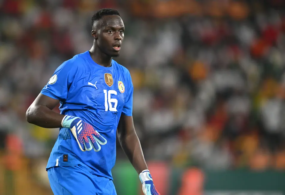 Kipa mahiri wa timu ya taifa ya Senegal, Edouard Mendy, akiwa amejipanga langoni mwake akiwa amevaa vifaa vya kulinda mikono