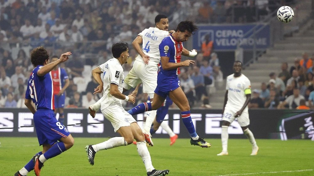 Shambulizi na Vita ya Hewani Katika Mechi ya Le Classique Vélodrome Wachezaji wa Marseille na PSG wakiruka juu kuwania mpira wa kichwa wakati wa mechi ya Ligi Kuu ya Ufaransa